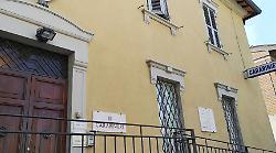 Operaio di 28 anni trovato morto in casa dai familiari: si sospetta l'overdose