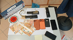 Sorpresi in casa con cocaina, hashish e contanti: arrestati due fratelli albanesi 