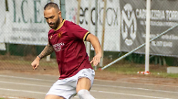 Cartellino rosso dopo un secondo. Attaccante del Foiano espulso dall'arbitro dopo il fischio d'inizio della partita