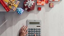 "Caro" Natale, gli italiani risparmiamo su regali e cenoni ma non sui viaggi. Ecco come cambiano le spese e i 7 consigli per risparmiare 