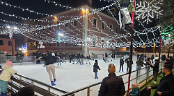 Tutti pazzi per la pista di ghiaccio. Il gestore Dancelli: "Qui l'inverno diventa spettacolo"