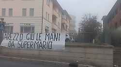 Elezioni per il sindaco e ipotesi  Agnelli, appare striscione: "Arezzo: giù le mani da super Mario"