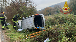 Esce fuori strada e si ribalta con l'auto: conducente estratto dai vigili del fuoco 