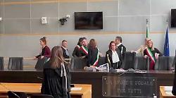 Uccise il vicino di casa, l'ingresso in aula della Corte d'Assise che oggi giudica Sandro Mugnai. Verdetto dopo le 13