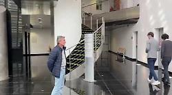 Uccise il vicino di casa, l'arrivo dell'imputato in tribunale. Legittima difesa? In aula nel pubblico anche l'onorevole Nisini (Lega)