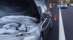 Terni, fiamme dal vano motore di un'auto in A1: la polizia stradale con l'estintore mette in salvo famiglia in viaggio tra Fabro e Orvieto