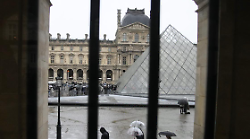 Non c'è pace per il Louvre: una perdita d'acqua danneggia centinaia di libri e documenti