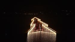 Il Natale delle meraviglie si accende sul Trasimeno: tantissimi visitatori per ammirare il grande albero sul lago