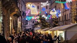 È partita la corsa allo shopping: gli umbri spenderanno 400 milioni per il Natale