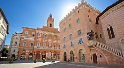 Dirigente comunale di Foligno sferra coltellata a un uomo per strada. Operato d'urgenza