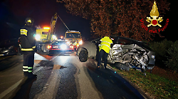 Finisce contro 4 auto in sosta: tamponamento a catena a Campello sul Clitunno. Un ferito
