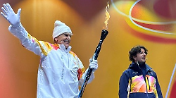 La fiamma olimpica sbarca a Perugia tra le mani di Boranga: la città in festa