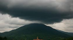 Lo Stau appenninico e la minaccia dal cielo: cosa è il fenomeno che può trasformare una pioggia normale in un’allerta meteo