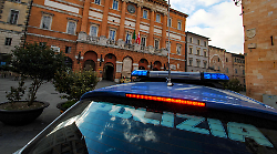 Blitz antidroga della polizia: arrestato 20enne trovato con oltre 40 dosi di cocaina