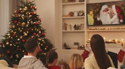 Natale 2025: tutti i film da non perdere per la tua maratona sul divano con biscotti e cioccolata calda 