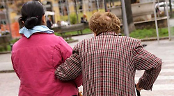 Colf e badanti più care: per le famiglie aumenti fino a 83 euro al mese