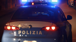 Camerieri inseguono il ladro che scippa una donna e la fa cadere nella Città del Natale: arrestato dalla Polizia