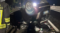 Auto si ribalta sul raccordo Terni-Orte: illesa la ragazza alla guida 