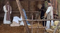 Cerca di mimetizzarsi tra le statue di un presepe ma il sindaco lo scopre: arrestato latitante 