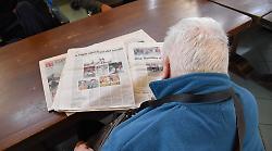 Giornali sotto l'albero di Natale. Alla Muzi Betti l’iniziativa "Edicola alla residenza protetta"