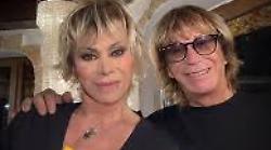 Terni, Capodanno in piazza con Carmen Russo, Enzo Paolo Turchi ed Emanuela Aureli. Omaggio a Raffaella Carrà