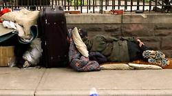 Invita a casa sua per Natale coppia di senza tetto che vive per le strade di Arezzo