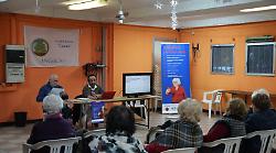 Terni, gli anziani tornano a scuola per imparare ad usare il cellulare per prenotare esami e visite mediche