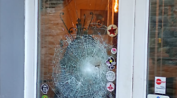 A Perugia vetro d'ingresso distrutto al ristorante in via Baldeschi: titolare lancia l'allarme