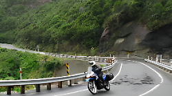 Video sui social con offese alla polizia che lo multa: nei guai il fotografo dei motociclisti