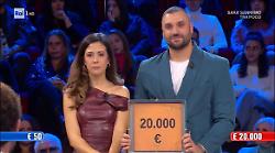 Coppia umbra protagonista ad Affari Tuoi: rifiutano 50mila euro ma nel pacco consigliato dalla figlia ce ne sono 20mila