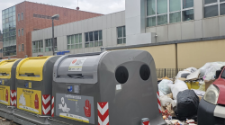 Siena, in viale Toselli scarico selvaggio di rifiuti dietro ai cassonetti