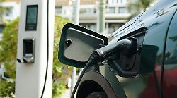 Ue rivede lo stop ai motori termici al 2035: ok ibridi e biofuel
