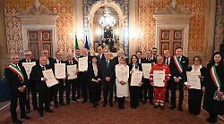 Cerimonia nella prefettura di Perugia, conferite le onorificenze dell'Ordine al merito: i 12 insigniti