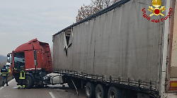 Camion si intraversa sulla superstrada Perugia-Terni e urta il guard rail 