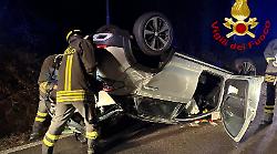 Terni, finisce contro un albero e l'auto si ribalta: soccorsi sulla strada di Canale a Piediluco