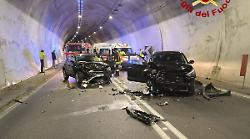 Incidente tra 4 auto nella galleria Spoleto-Sant'Anatolia di Narco: ci sono feriti