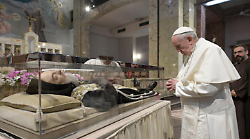 Una giornata particolare: Aldo Cazzullo racconta il mistero di padre Pio. Tra fede e dubbi rimane il santo del popolo