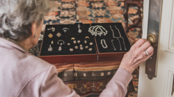 Tenta di portare via l'oro ad un'anziana fingendosi finanziere ma viene arrestato