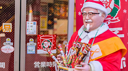 Le tradizioni natalizie pi&ugrave; strane del mondo: lanciare budino sul soffitto e andare a messa con i pattini