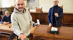 Monte Ruperto batte moneta: il sindaco Secondi l'ha consegnata all'ultimo nato nell'enclave umbra