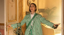 Emily in Paris, da Vacanze Romane ai look di Sophia Loren: come cambia lo stile della protagonista tra Roma e Venezia