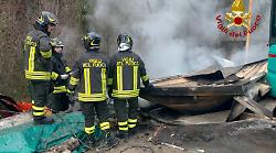 Incendio all&rsquo;alba in un deposito edile a Montone: intervento dei Vigili del Fuoco