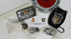 Sorpreso a viaggiare in autostrada A1 con 100 grammi di hashish: arrestato il conducente