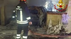 Terni, autorimessa divorata dalle fiamme in strada di Collescipoli. Vigili del fuoco in azione con sei mezzi