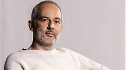 Il fotografo Galimberti a caccia di scatti: nonne in cucina, bambini con i giochi, armi e sex toys