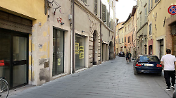 Stretta sul decoro dei locali, emanata l&rsquo;ordinanza che impone pulizia e manutenzione dei negozi sfitti: multe fino a 500 euro