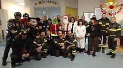 Terni, in corsia tra i piccoli guerrieri di Pediatria: i vigili del fuoco arrivano con l'autoscala e dai tetti. L'emozione dei bambini ricoverati