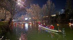 Babbi Natale in canoa sul Tevere: a Citt&agrave; di Castello si rinnova la tradizione
