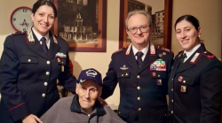 Perugia, gli auguri di Natale dei carabinieri al 93enne Vice Brigadiere Ottavio Caringi
