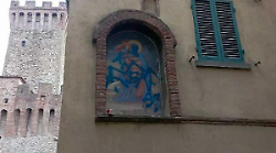 Umbertide, nuovo stop per il restauro dell'edicola votiva della Madonna di via Alberti: fu vandalizzata con vernice spray